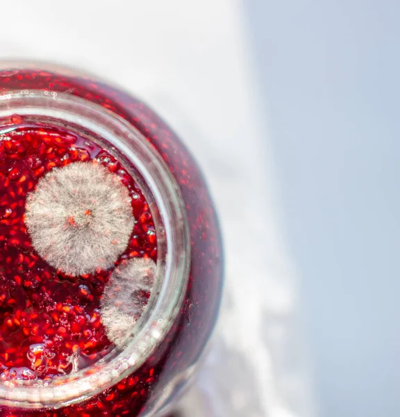 Küf kavanozunda ahududu reçeli. Sağlığa zararlı. Küf. Yüksek kalite fotoğraf