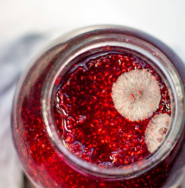 Küf kavanozunda ahududu reçeli. Sağlığa zararlı. Küf. Yüksek kalite fotoğraf