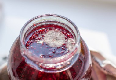 Küf kavanozunda ahududu reçeli. Sağlığa zararlı. Küf. Yüksek kalite fotoğraf