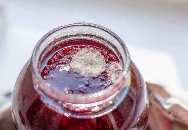 Küf kavanozunda ahududu reçeli. Sağlığa zararlı. Küf. Yüksek kalite fotoğraf