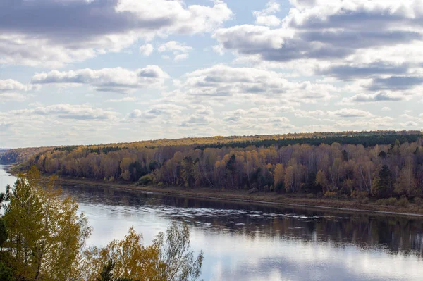 Прекрасна Широка Річка Осінь Серед Лісу Спокійне Тихе Місце Осінніми — стокове фото