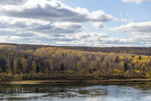 Belle Large Rivière Automne Parmi Les Bois Endroit Calme Calme — Photo