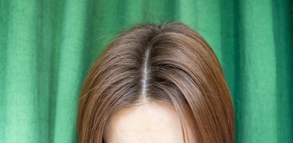 女性的头发在绿色的背景上洗净后 从上往下看 — 图库照片