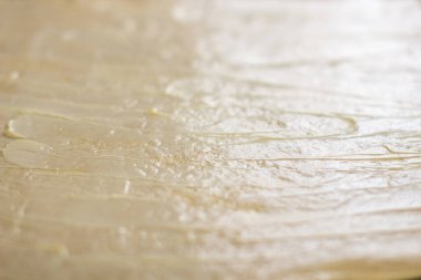 Yuvarlanıp tereyağı ve tereyağıyla pişirmek için.