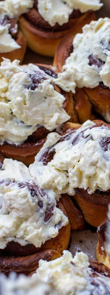 Délicieux Rouleaux Ronds Pâte Avec Cannelle Sur Dessus Enduits Crème — Photo