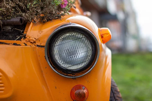 Une Vieille Voiture Jaune Avec Des Phares Ronds Capot Ouvert — Photo