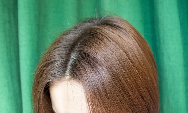 女性的头发在绿色的背景上洗净后 从上往下看 — 图库照片