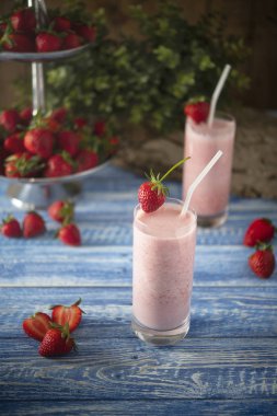 Taze çilek ve taze sütle çilekli smoothie.