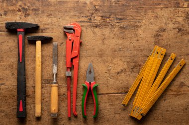 Ahşap vintage arka planda birçok araç