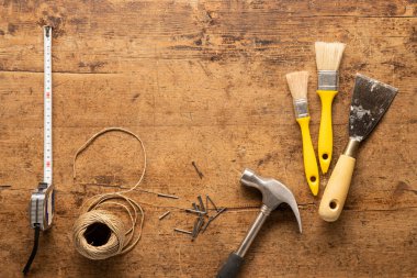 El aletleri ve ahşap bir arka planda bir ip.