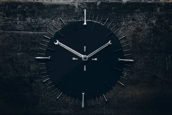 Zegarek Wykonany Śrub Gwoździ Dwóch Kluczy — Zdjęcie stockowe