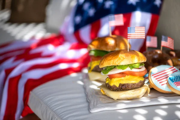 Két Amerikai Hamburger Amerikai Zászlóval Egy Amerikai Zászló Háttérben Július Jogdíjmentes Stock Képek