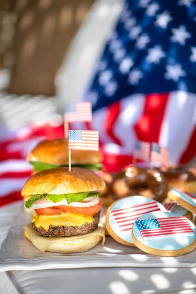 Amerikai Marhahús Hamburger Fánk Süti Amerikai Zászlóval Július Amerikai Zászlóval Jogdíjmentes Stock Képek