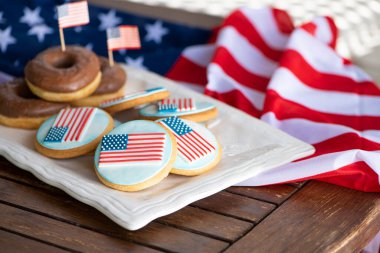 Amerikan bayrağı ve çikolatalı çörek gibi ev yapımı kurabiyeler. ABD ulusal bayramları için vatanseverlik geçmişi