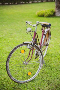 Yaz zamanı ve bahçede eski bir eski model bisiklet.
