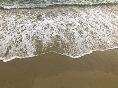 Sahildeki Küçük Dalgalar. Kum Arkaplanda Dalga, Yaz Saati