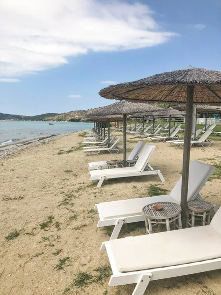 Övergiven Strand Med Däcksstolar Och Paraplyer Framför Havet Karantän För — Stockfoto