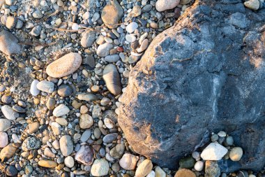 Sahilde Büyük Gri Renkli Taş ve Çakıl Taşı
