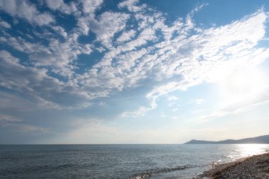 Gökyüzünde Çakıl ve Bulutlar olan Yaz Plajı. Tatil Havası