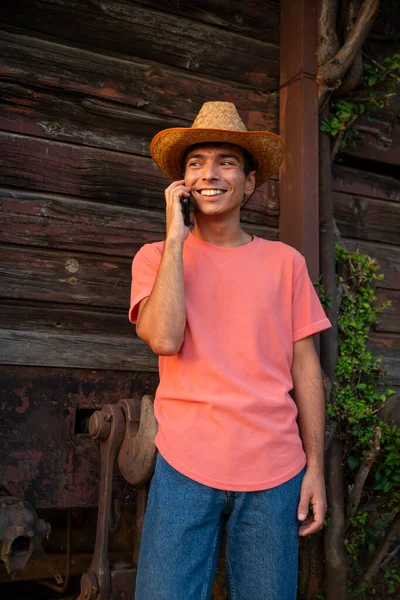 Muž Usmívá Mluví Chytrém Telefonu Před Starým Dřevěným Vozem Koncepční — Stock fotografie