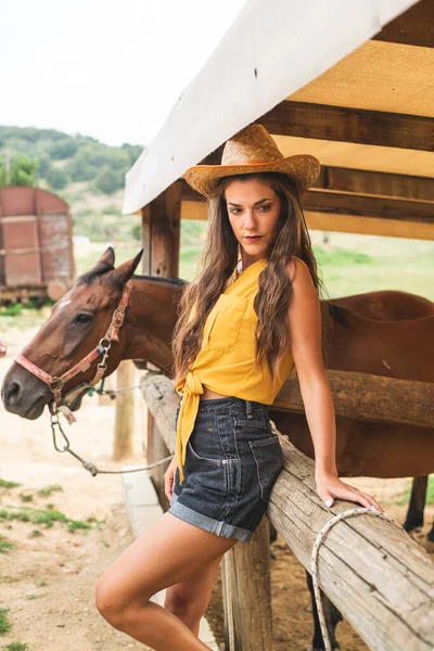 Junge Schöne Frau Posiert Neben Einem Pferd Cowgirl Konzeptfotografie Ranch — Stockfoto