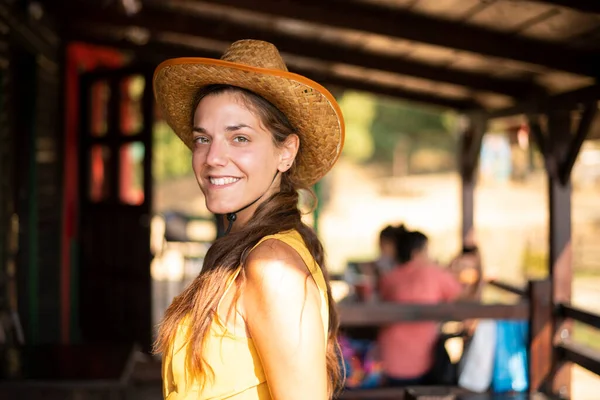 Perfil Livre Retrato Menina Com Chapéu Ocidental Posando Rancho Varanda — Fotografia de Stock