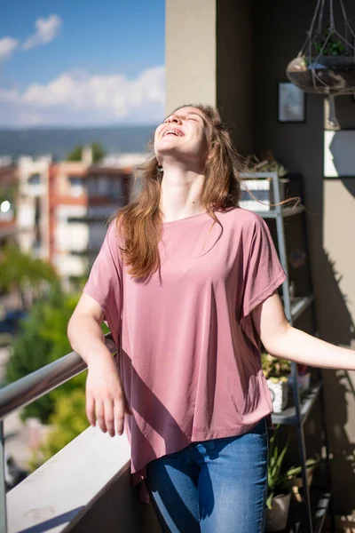 Krásná Blondýnka Dospívající Dívka Smějící Hlasitě Balkóně Koncept Domova — Stock fotografie