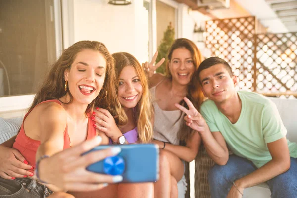 Glückliche Beste Freunde Beim Selfie Auf Dem Balkon Happy Friends — Stockfoto