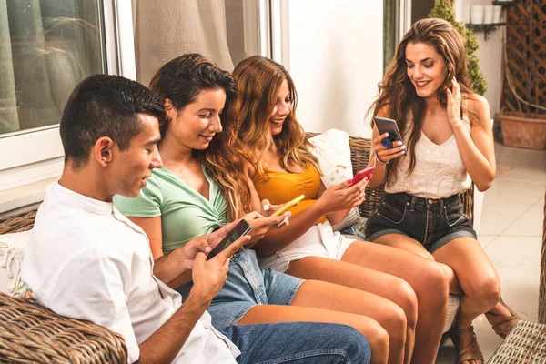 Freundeskreis Mit Smartphones Freunde Sitzen Einer Reihe Auf Einem Sofa — Stockfoto