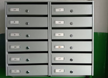 Posta kutuları verandadaki duvarda asılı..