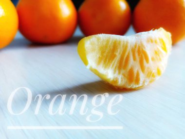 bir masada mandalina dilimi 