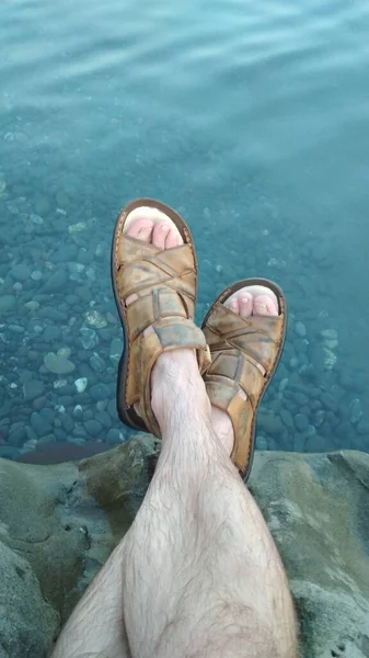 Männliche Füße Sandalen Auf Dem Felsen Erholung Meer Sommerurlaub — Stockfoto