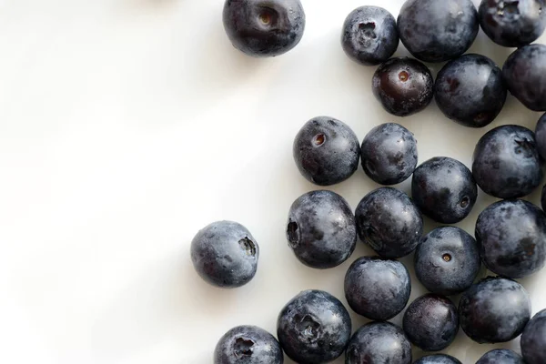 Beyaz bir tabakta taze yaban mersini yakından. Üstte görüntü