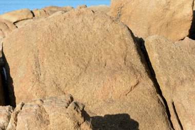 Deniz kıyısındaki kayalar yakın çekim. Doğal taş arka plan