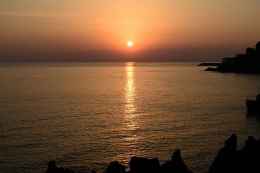 Cefalu şehri yakınlarında deniz üzerinde güzel gündoğumu. Sicilya, İtalya