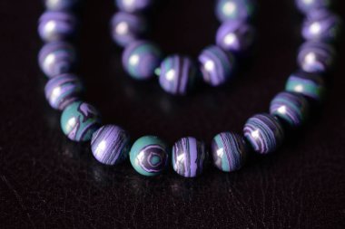 Malakit taş boncuk kolye karanlık bir arka plan üzerinde Kapat