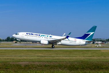 Montreal, Quebec, Kanada - 20 Temmuz 2017: Westjet'e ait bir Boeing 737-800, Pierre Elliott Trudeau Uluslararası Havaalanı'ndan havalanıyor