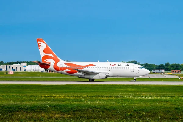 Montreal, Quebec - 08-18-2018 : Air Inuit take off from YUL to Y — Stock Photo, Image