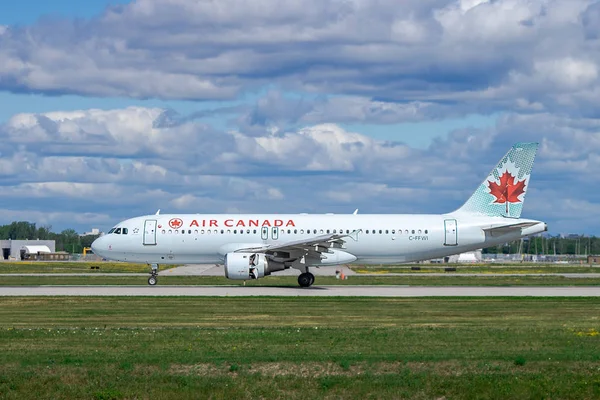 Montreal, Quebec - 07-06-2018 : Air Canada C-FFWI landing to YUL — Stock Photo, Image