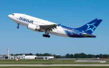 Montreal Quebec, Kanada-30 Temmuz 2017: bir hava Transat Jet Airplane 24 r pist üzerinde Pierre Elliott Trudeau Uluslararası Havaalanı 'ndan kapalı alarak
