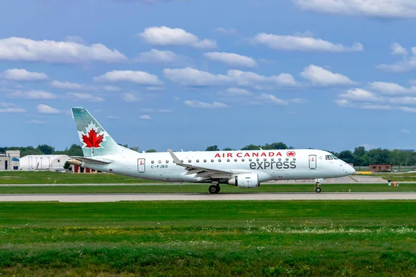 Montreal, Quebec - 08-18-2018 : Air Canada Express C-FJBO take o — Stock Photo, Image