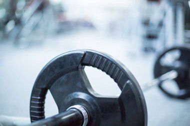 Spor salonundaki halterin manzarasını kapat.