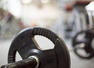Spor salonundaki halterin manzarasını kapat.
