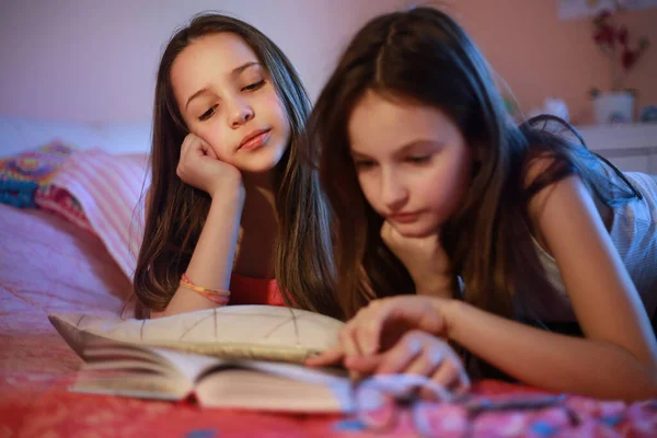 Девочки Подростки Читают Смотрят Книги Кровати Дома — стоковое фото