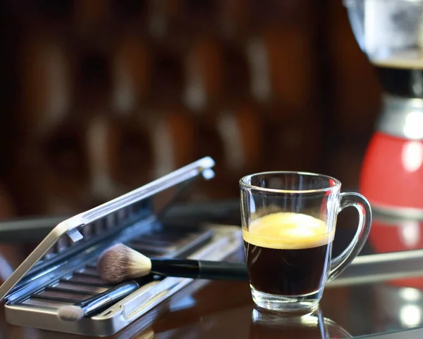 Tasse Kaffee Mit Telefon Und Make Set Schattenpalette Und Pinsel — Stockfoto