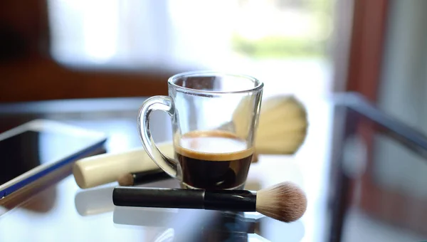 Tasse Café Avec Téléphone Set Maquillage Brosses Sur Table Verre — Photo