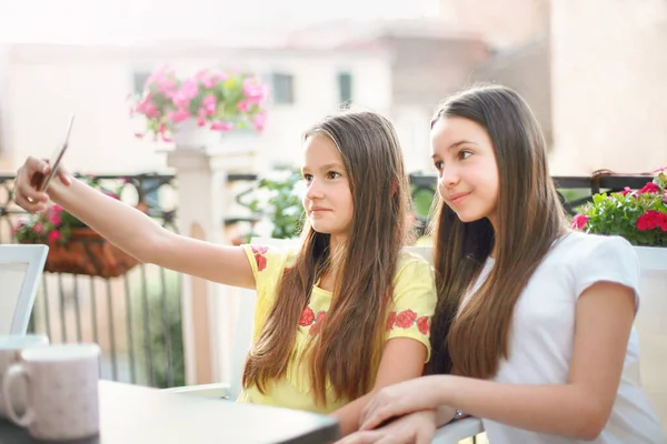 Outdoor Grappig Portret Van Twee Tienermeisjes Die Grimmig Flirten Tongzoenen — Stockfoto