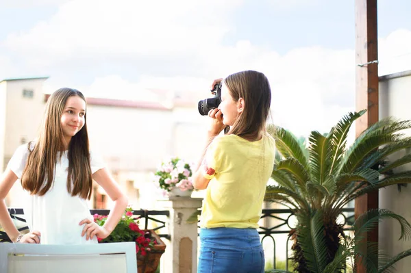 Retrato Engraçado Livre Duas Meninas Adolescentes Fazendo Caretas Flertando Mostrando — Fotografia de Stock