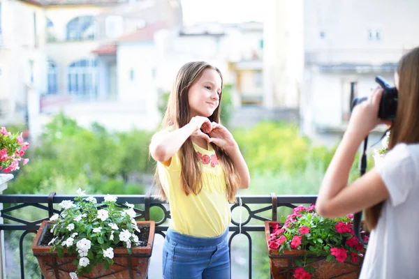 Retrato Engraçado Livre Duas Meninas Adolescentes Fazendo Caretas Flertando Mostrando — Fotografia de Stock