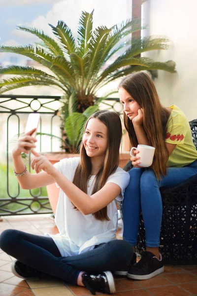 Retrato Engraçado Livre Duas Meninas Adolescentes Fazendo Caretas Flertando Mostrando — Fotografia de Stock